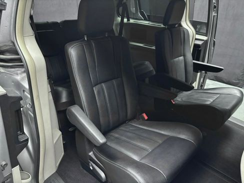 Used 2016 Chrysler Town & Country Touring w/ Driver Convenience Group image 30