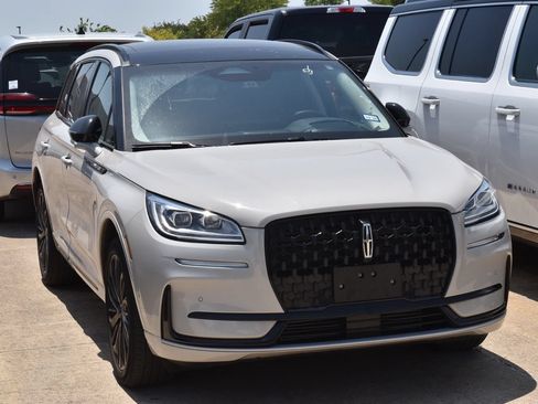 Used 2023 Lincoln Corsair Reserve w/ Equipment Group 202A AWD/4WD image 4