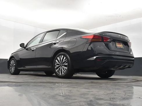 Used 2024 Nissan Altima 2.5 SV FWD image 12
