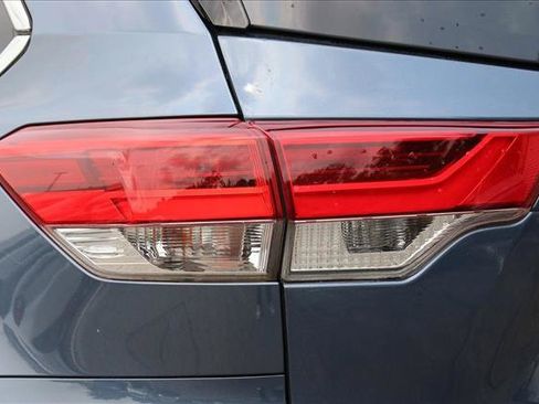 Used 2019 Toyota Highlander XLE AWD/4WD image 11