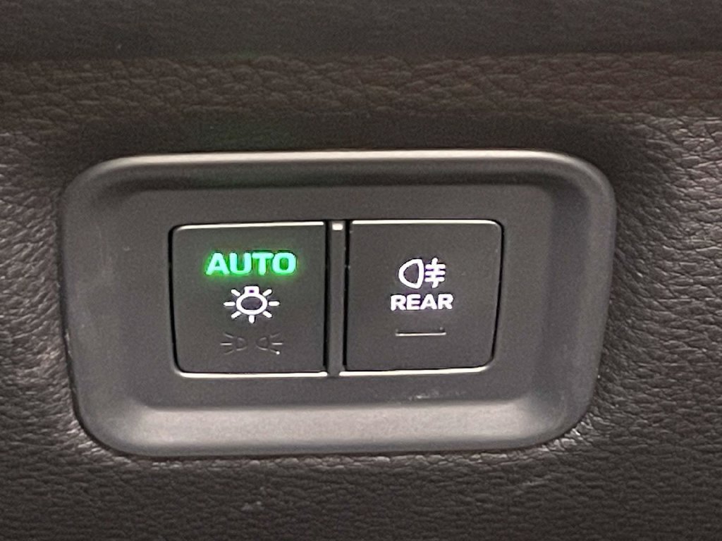 Certified 2025 Porsche Cayenne AWD/4WD image 37