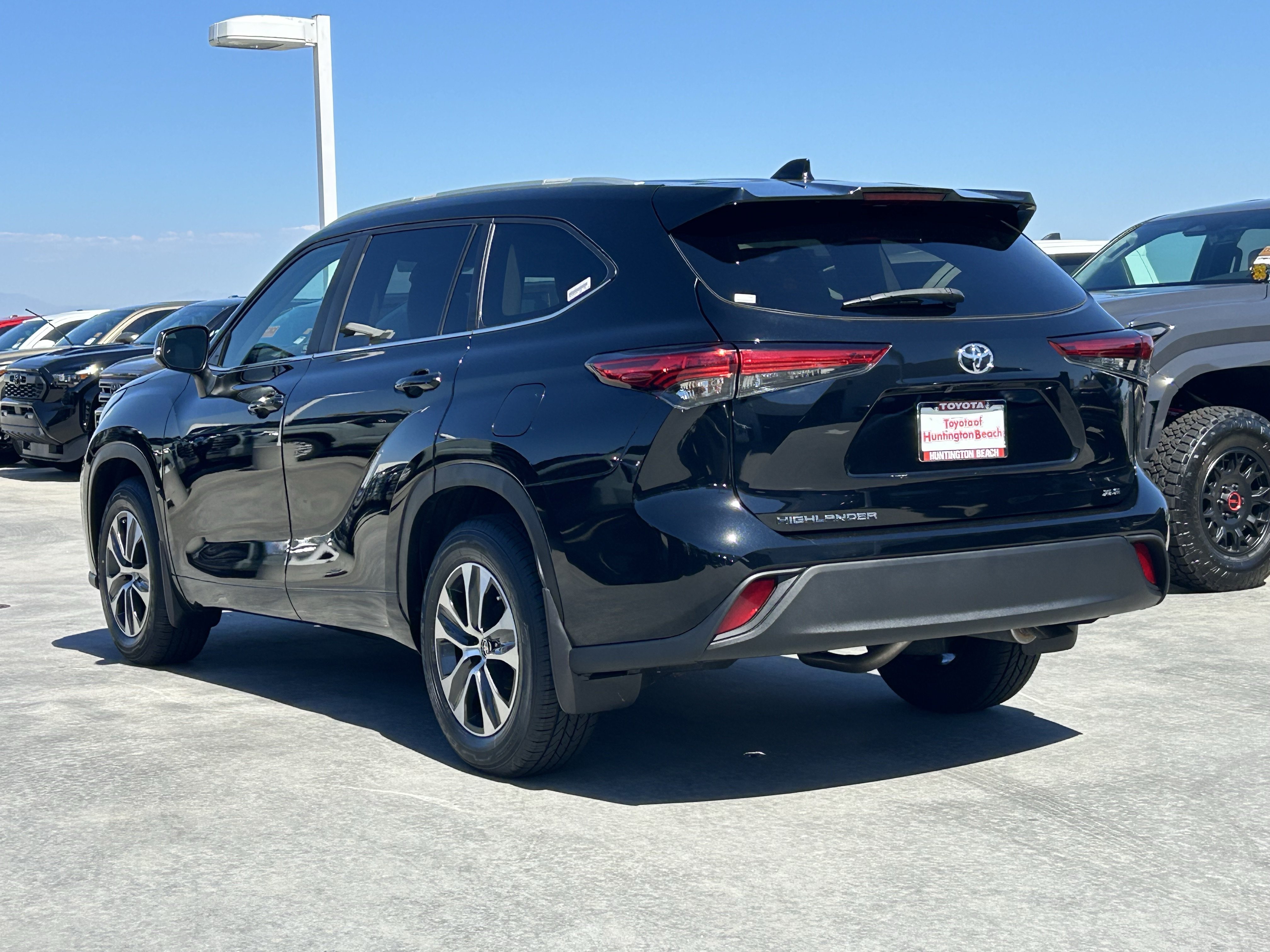 Used 2023 Toyota Highlander XLE FWD image 5