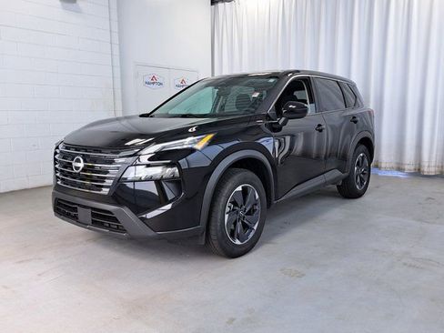 Used 2024 Nissan Rogue SV image 2