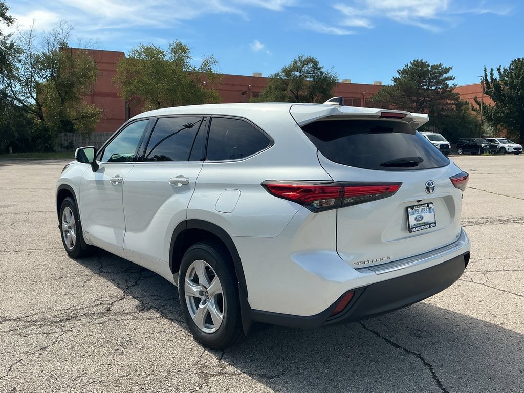 Used 2022 Toyota Highlander LE AWD/4WD image 5