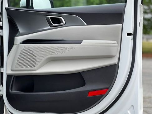 Used 2022 Kia Carnival LX FWD image 19