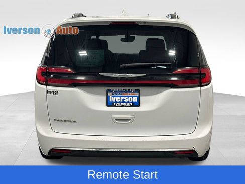 Used 2022 Chrysler Pacifica Touring-L FWD image 8