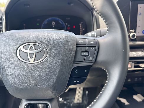 Used 2025 Toyota Camry SE FWD image 16