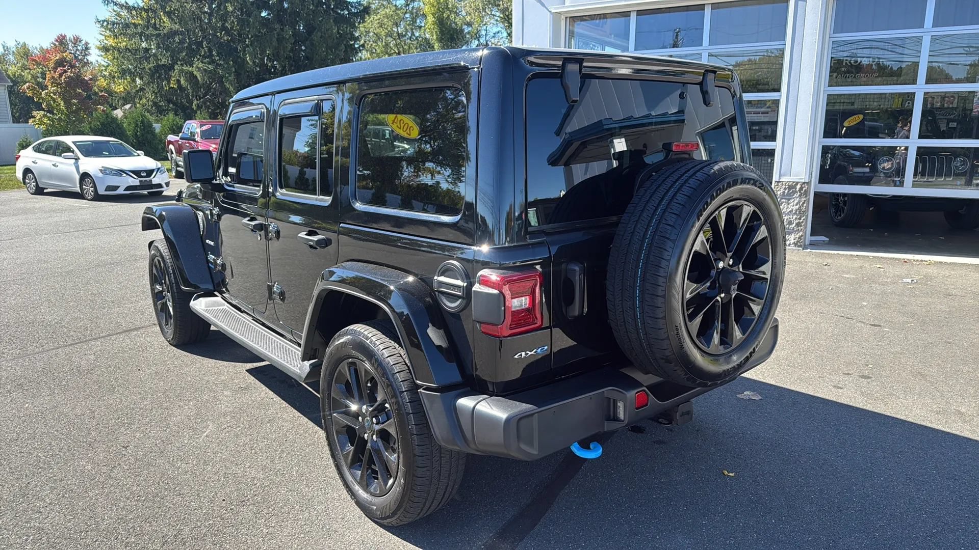 Used 2023 Jeep Wrangler Unlimited Sahara w/ Cold Weather Group AWD/4WD image 23