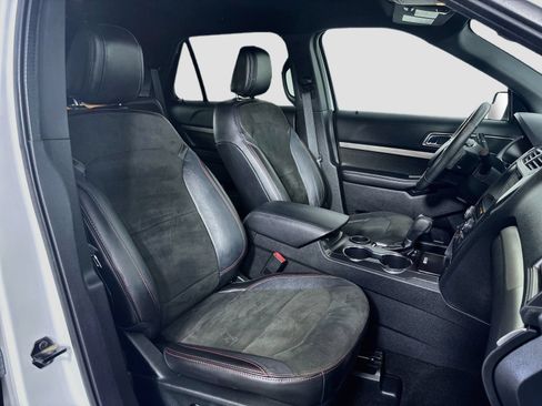 Used 2018 Ford Explorer XLT w/ Equipment Group 202A FWD image 29