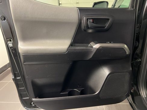 Used 2020 Toyota Tacoma SR5 w/ Technology Package image 32