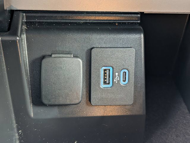 Used 2024 Ford Explorer XLT RWD image 17