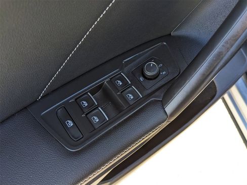 Certified 2023 Volkswagen Tiguan SE w/ Panoramic Sunroof Package image 17