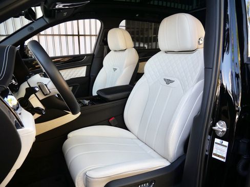 Used 2023 Bentley Bentayga AWD/4WD image 16