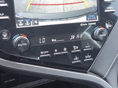 Used 2020 Toyota Camry SE image 21