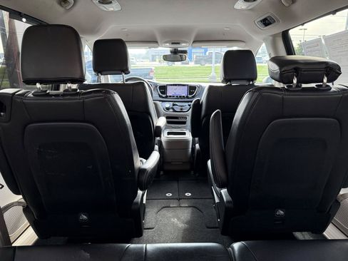 Used 2023 Chrysler Pacifica Touring-L FWD image 23