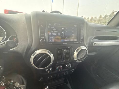 Used 2017 Jeep Wrangler Unlimited Sahara w/ Connectivity Group AWD/4WD image 4