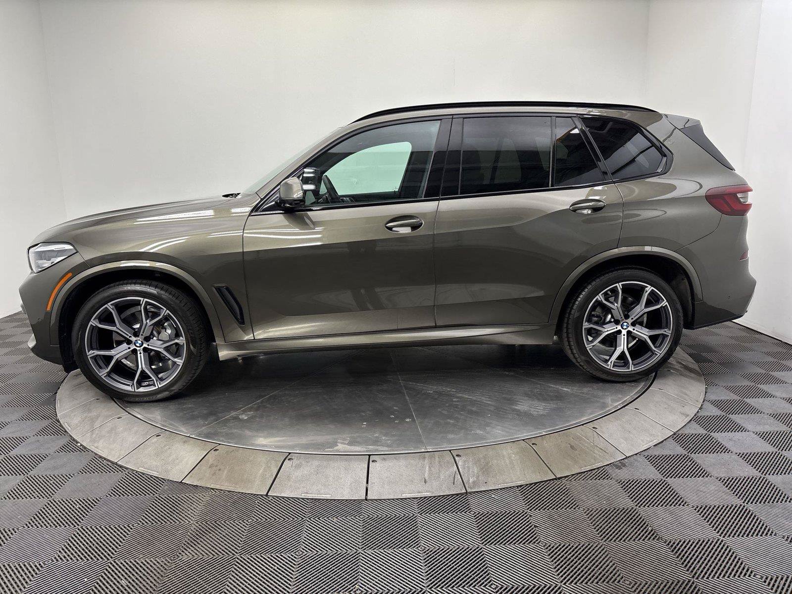 Used 2023 BMW X5 xDrive40i w/ M Sport Package AWD/4WD image 16
