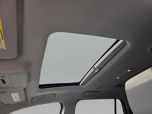 Used 2023 GMC Acadia SLT w/ Technology Package image 18