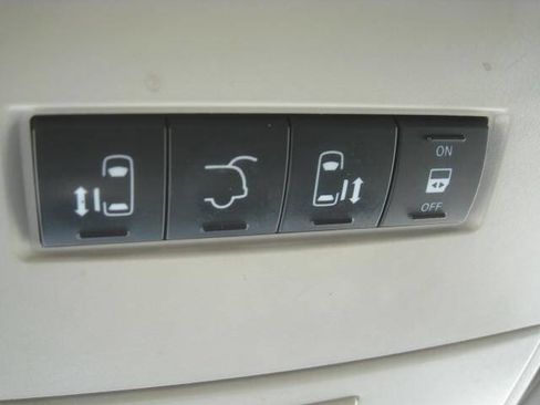 Used 2014 Chrysler Town & Country Touring FWD image 26