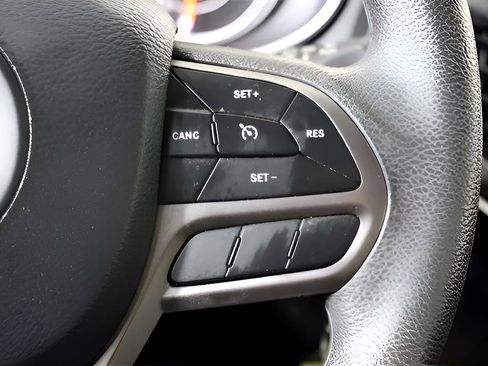 Used 2021 Jeep Cherokee Latitude FWD image 24