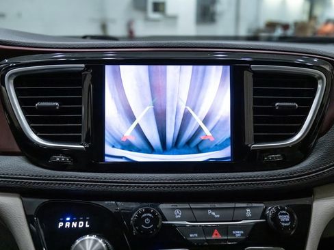 Used 2019 Chrysler Pacifica Limited FWD image 21