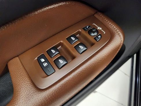 Used 2018 Volvo XC60 T6 Momentum w/ Convenience Package image 23