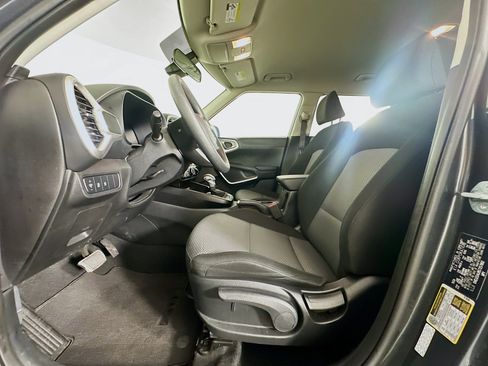 Used 2025 Kia Soul LX w/ LX Technology Package image 13
