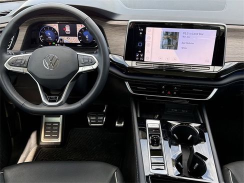 Used 2025 Volkswagen Atlas SEL Premium R-Line image 9