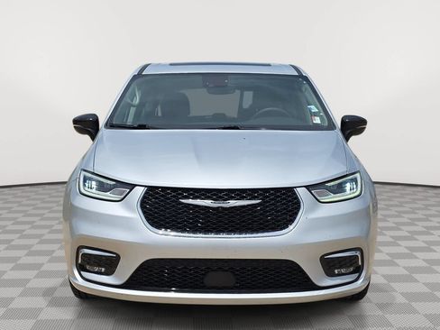 Used 2024 Chrysler Pacifica Limited FWD image 2