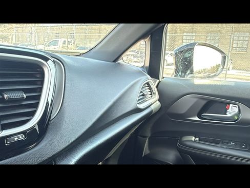 Used 2025 Chrysler Pacifica Select image 16