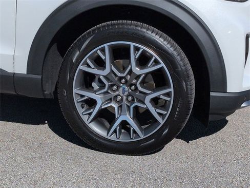 Certified 2025 Ford Explorer Platinum w/ Ultimate Package image 11