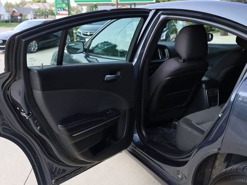 Used 2017 Dodge Charger SE w/ Popular Equipment Group image 16