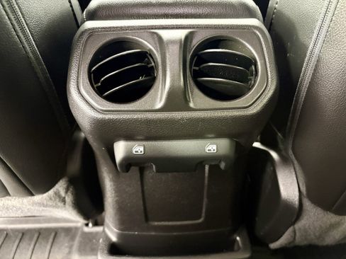 Used 2020 Jeep Wrangler Unlimited Sport image 21