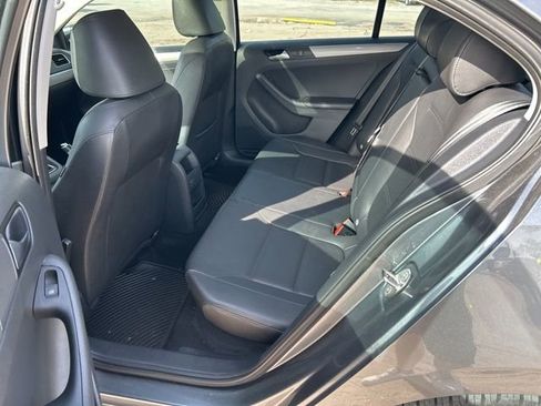 Used 2017 Volkswagen Jetta SE image 6