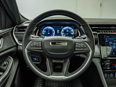 Used 2023 Jeep Grand Cherokee Altitude RWD image 23