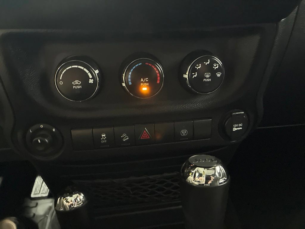 Used 2018 Jeep Wrangler Unlimited Sahara w/ Connectivity Group AWD/4WD image 19