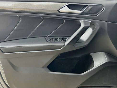Certified 2022 Volkswagen Tiguan SE w/ Panoramic Sunroof Package AWD/4WD image 17