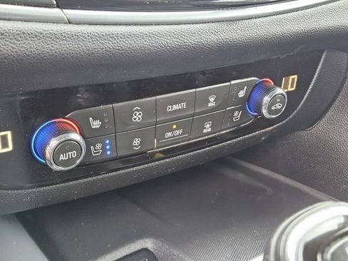 Used 2019 Buick Enclave Premium AWD/4WD image 27