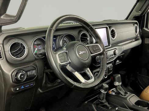 Used 2022 Jeep Wrangler Unlimited Sahara w/ Cold Weather Group AWD/4WD image 17