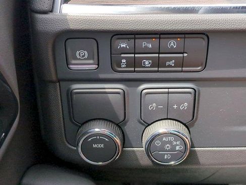 New 2025 Chevrolet Suburban Premier RWD image 18