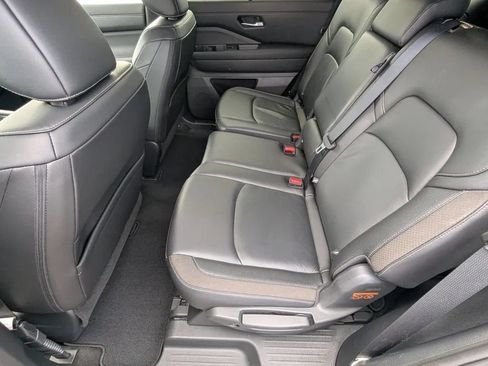 Certified 2025 Nissan Pathfinder SL FWD image 18