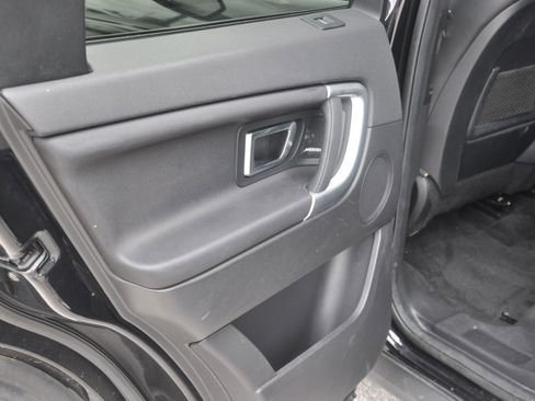 Used 2017 Land Rover Discovery Sport SE image 11