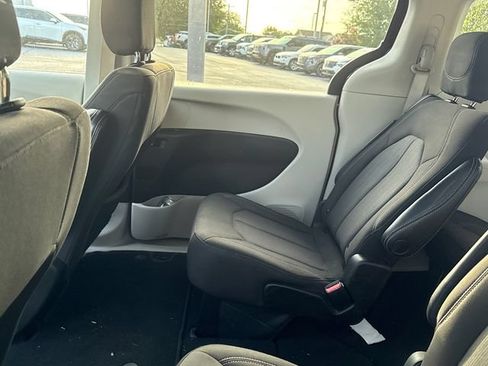 Used 2023 Chrysler Voyager LX FWD image 8