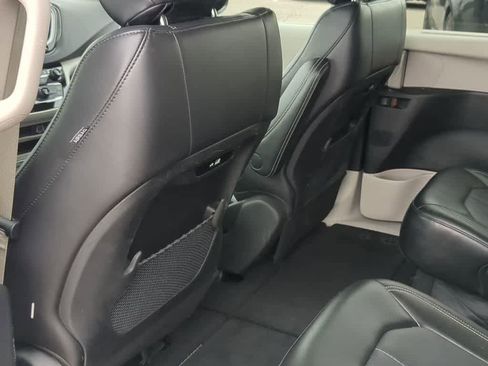 Used 2024 Chrysler Pacifica Touring-L image 17