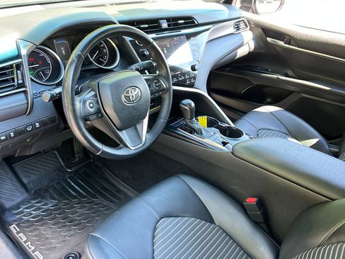 Used 2020 Toyota Camry SE w/ Sunroof Package FWD image 10