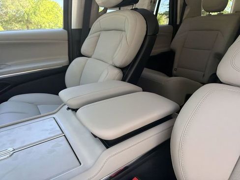New 2026 Lincoln Navigator Premiere AWD/4WD image 21