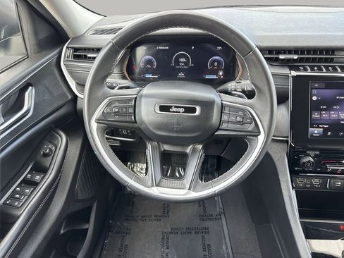 Used 2023 Jeep Grand Cherokee L Laredo image 12