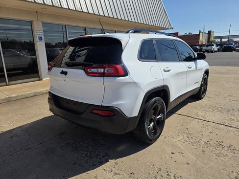 Used 2018 Jeep Cherokee Latitude w/ Altitude Package FWD image 8