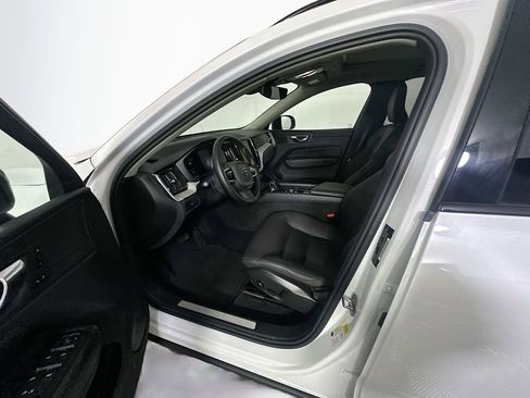 Used 2025 Volvo XC60 B5 Plus image 11