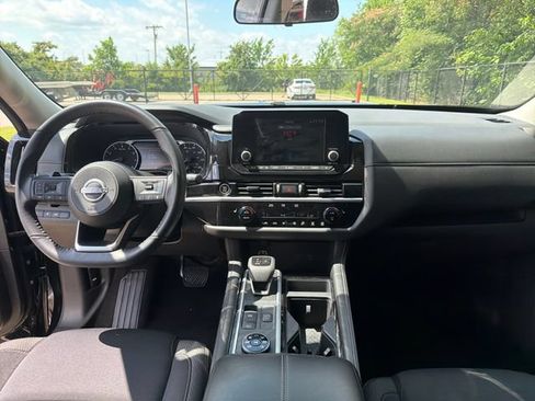 Used 2024 Nissan Pathfinder SV w/ SV Premium Package AWD/4WD image 15